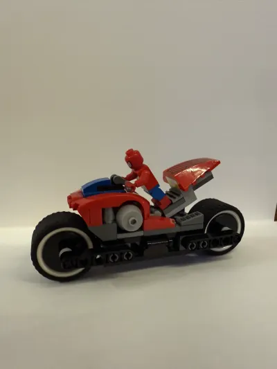 LEGO Marvel — Homem-Aranha com Moto
